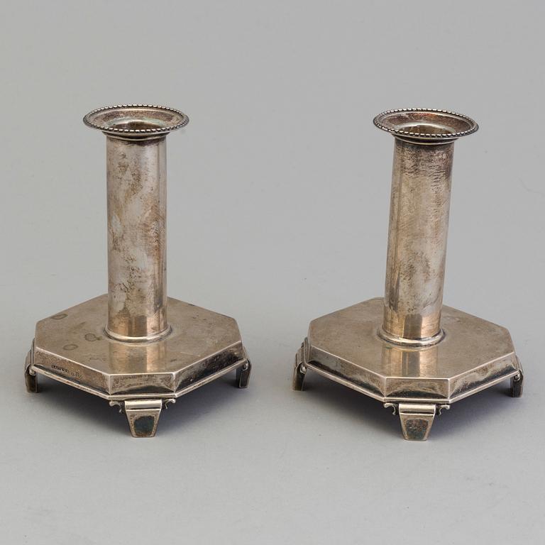 A pair of silver candlesticks, David Andersen & Comp AB, Stockholm 1939. Weight 365 grams.