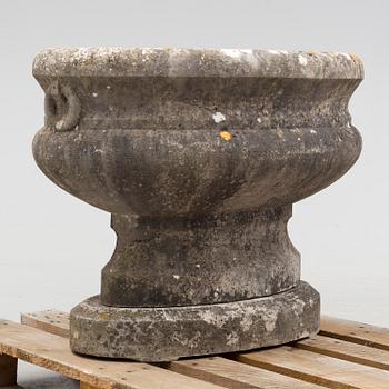 TRÄDGÅRSURNA, sten, troligen gustaviansk, 1700-talets senare del.