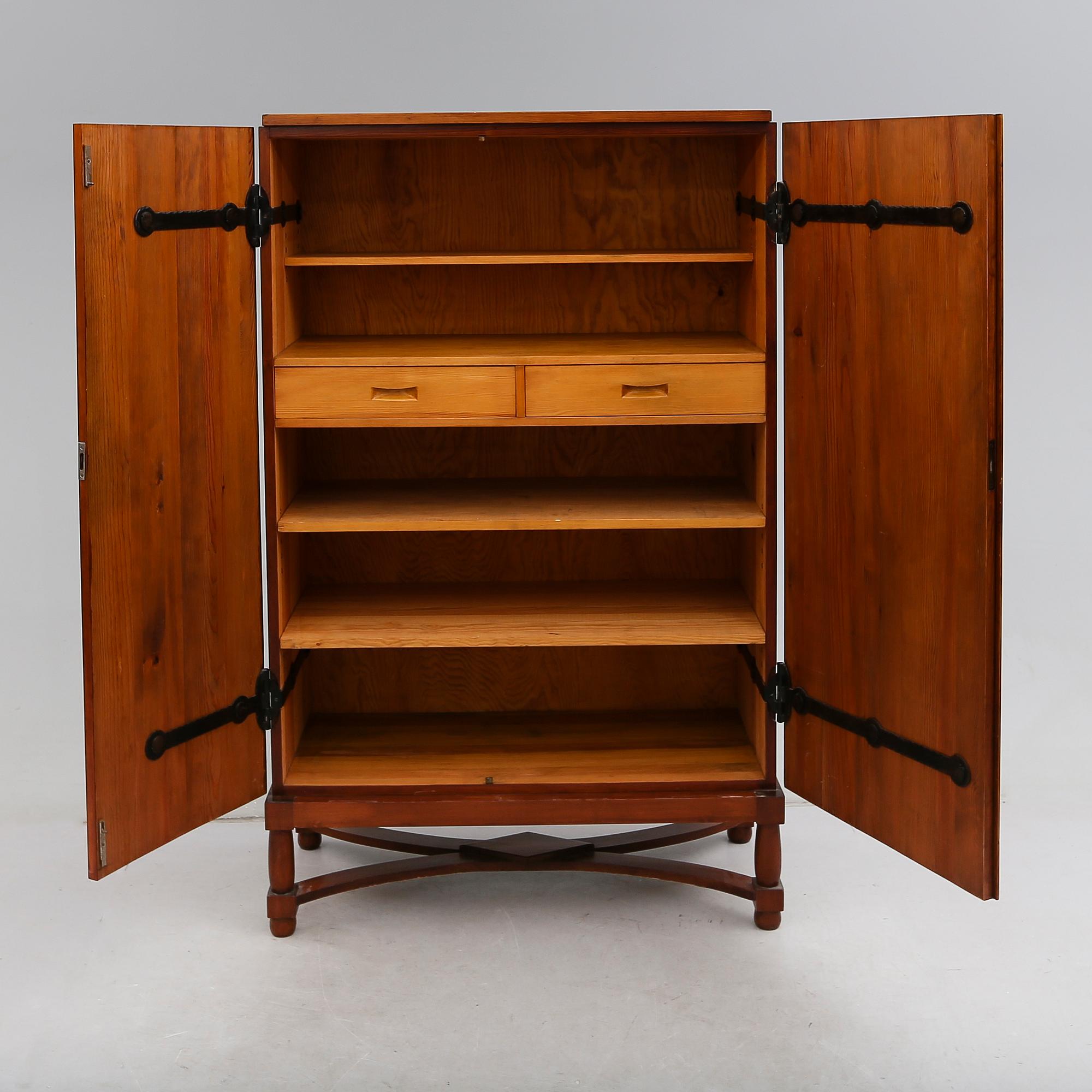 AXEL EINAR HJORTH, modell "Lovö", skåp, 1900-talets första hälft.