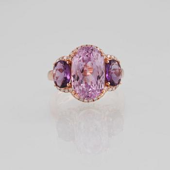 RING, 18K guld med briljantslipade diamanter ca 0.31 ct, kunzit ca 7.99 ct och ametister ca 1.29 ct. Vikt 5,9 gram.