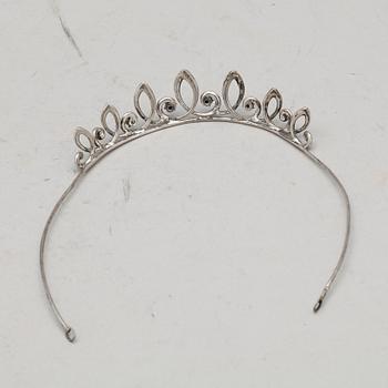 DIADEM, vitmetall med dekorativa stenar, 1900-tal.