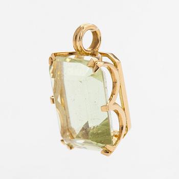 An 18K gold and beryl pendant.