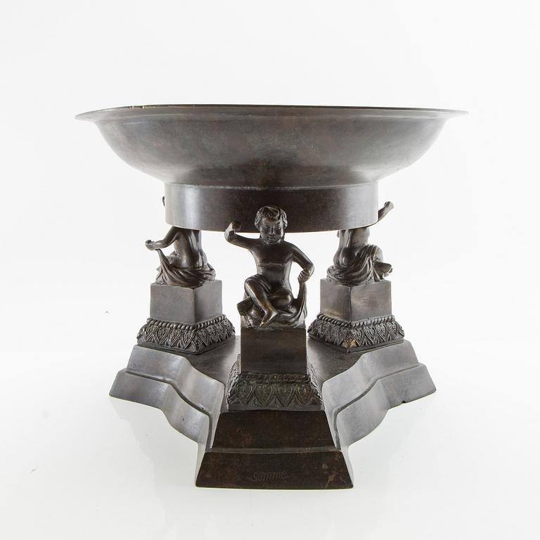Goblet on foot Antique style 20th century patinated bronze.
