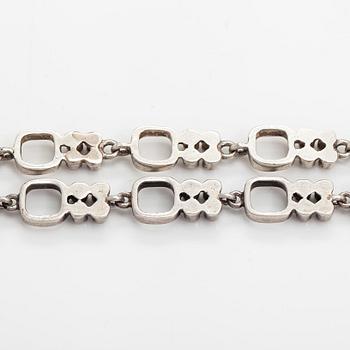 Jorma Laine, Rannekoru ja kaulakoru, hopeaa. Kultateollisuus, Turku 1966 ja 1971.