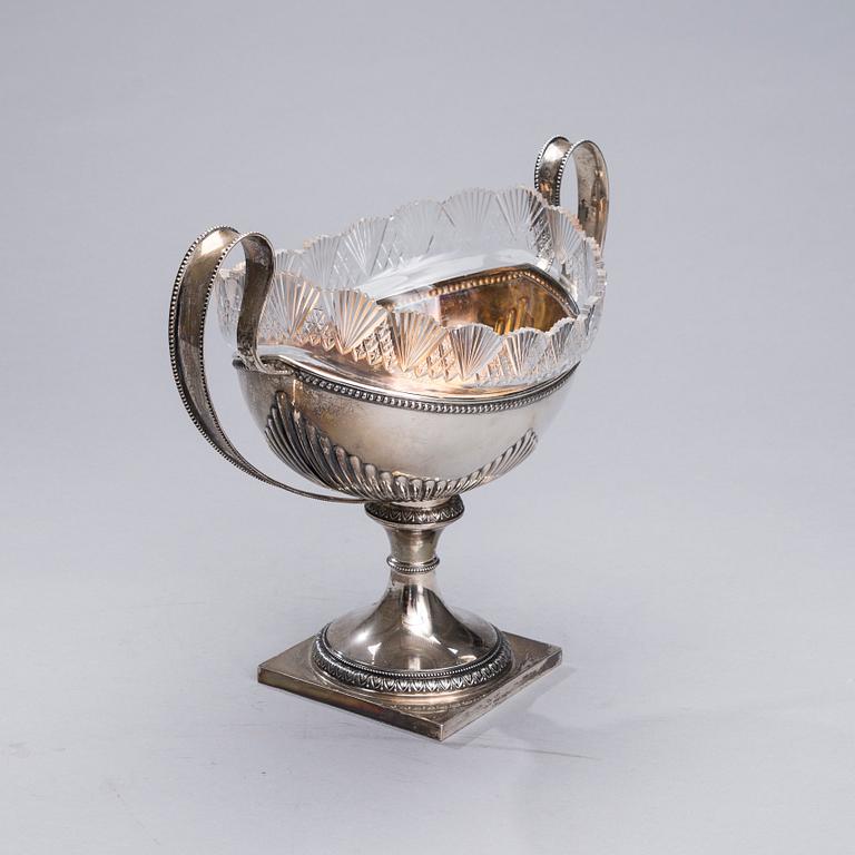 JARDINJÄR, silver och glas, gustaviansk stil, Åbo 1918. Silvervikt 887,7 g.