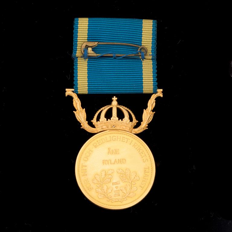 MEDALJ, 23k guld, "För nit och redlighet i rikets tjänst", 1979. Total vikt 14 g.