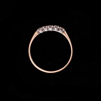 RING, guld 14K, 5 små diamanter tot. 0,10 ct. Finska stämplar 1996. Vikt 2,1 g.