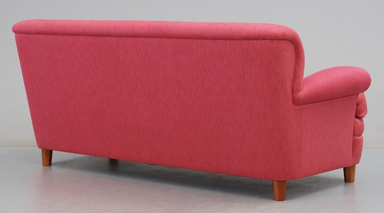 A Josef Frank sofa by Svenskt Tenn, model 568.