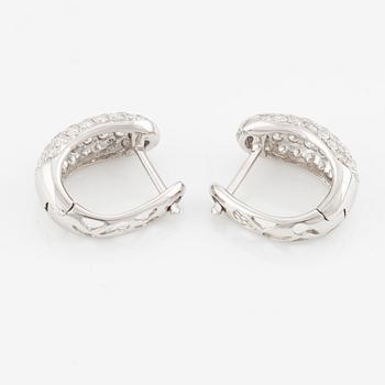 Hoop earrings with brilliant-cut diamonds.