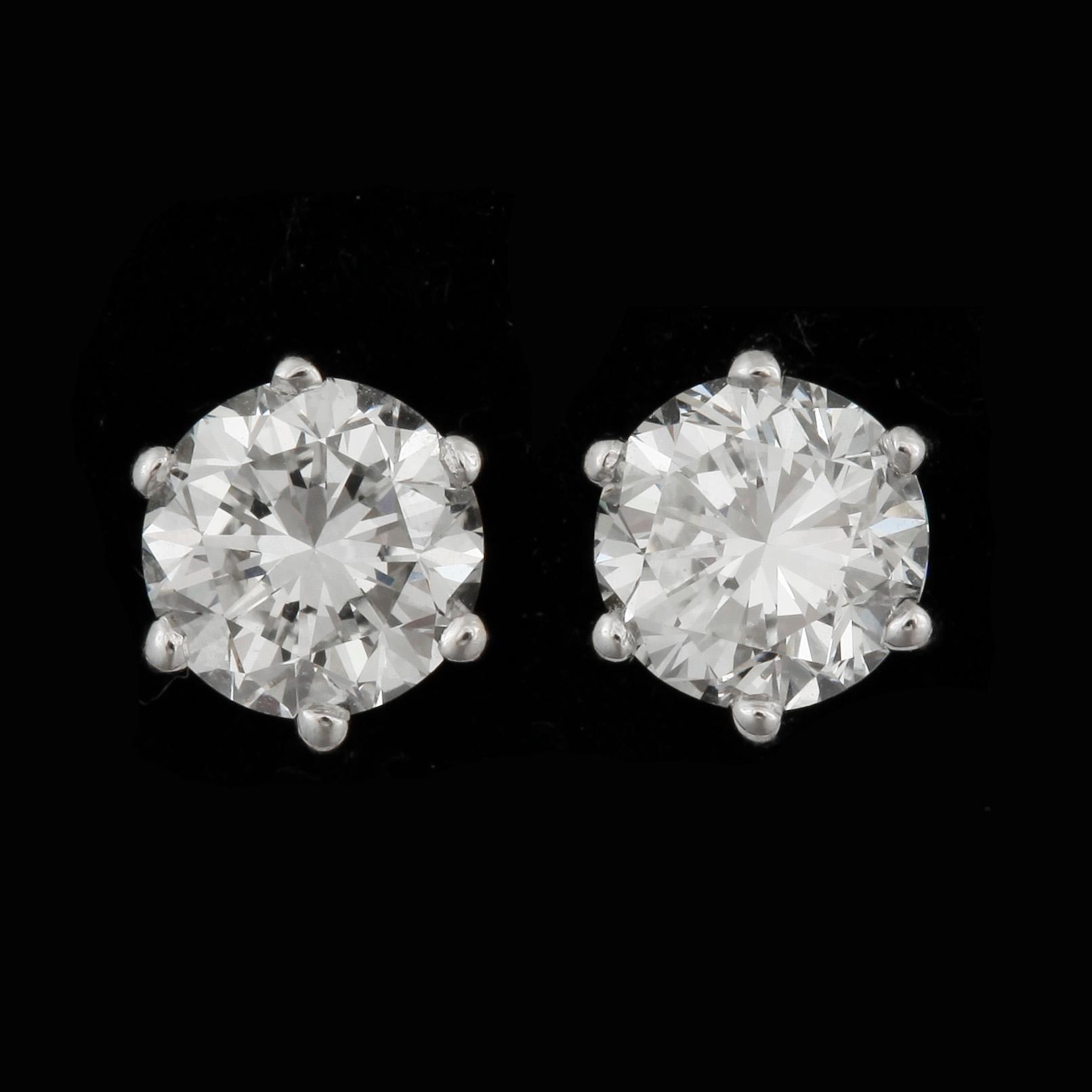 ÖRHÄNGEN, ett par, 18k vitguld med briljantslipade diamanter tot ca 1.4 ct. Total vikt ca 1,9 gram.
