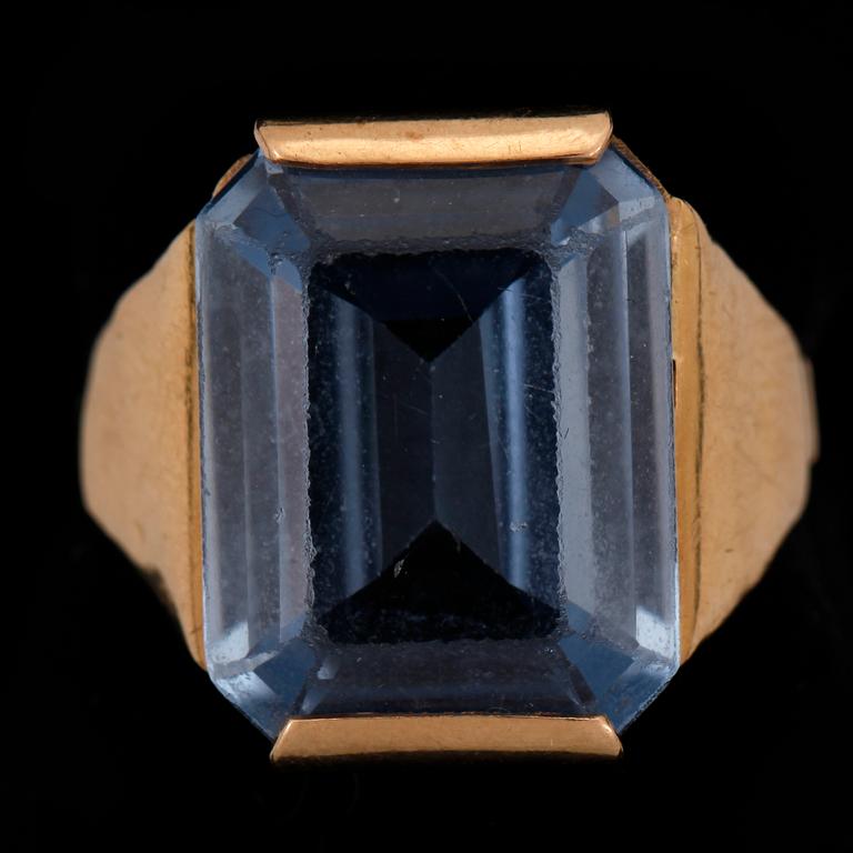 RING, 18k guld med syntetisk spinell. Vikt 5g.