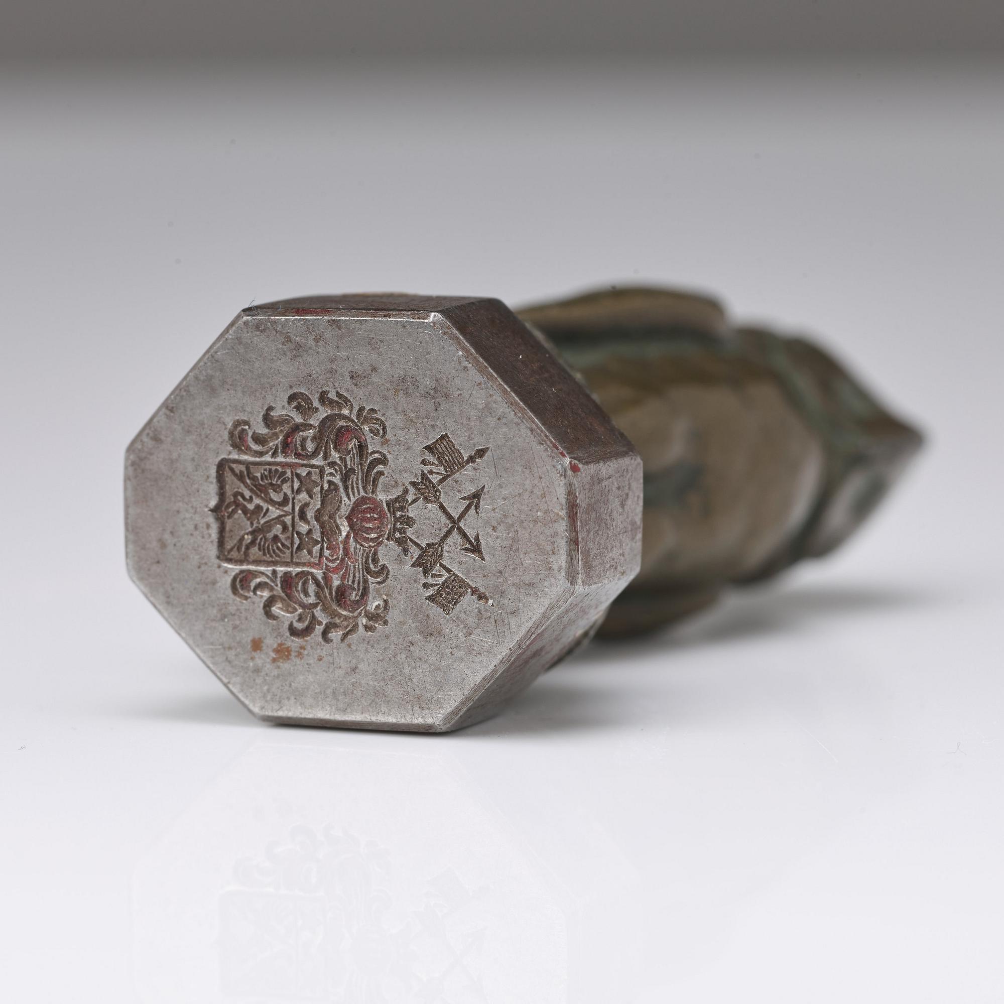 A 20th century bronze seal in shape of an owl.