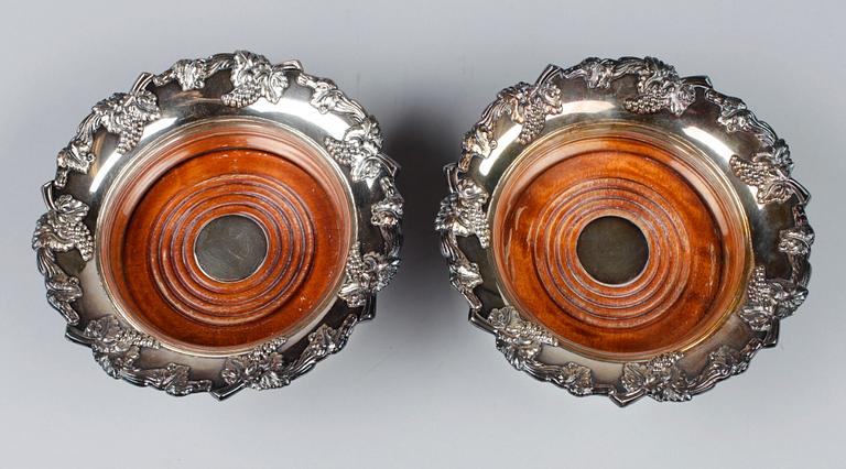 COASTERS, 2 par, nysilver, England 1900-tal.