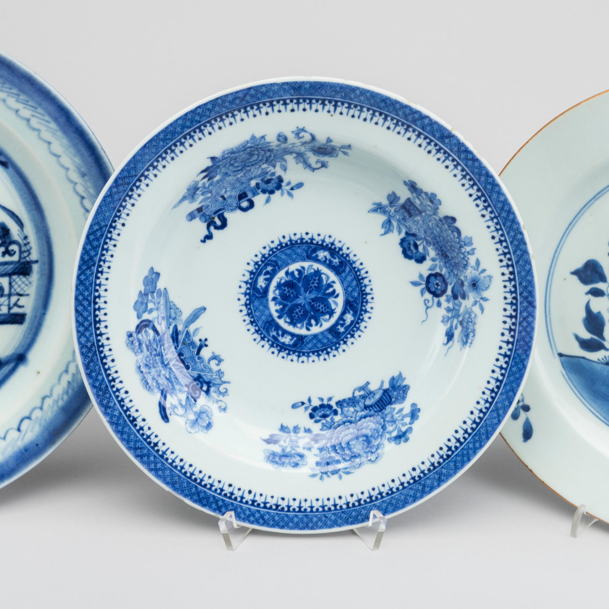 TALLRIKAR, 5 st, porslin, Kina mestadels Qianlong (1736-95).