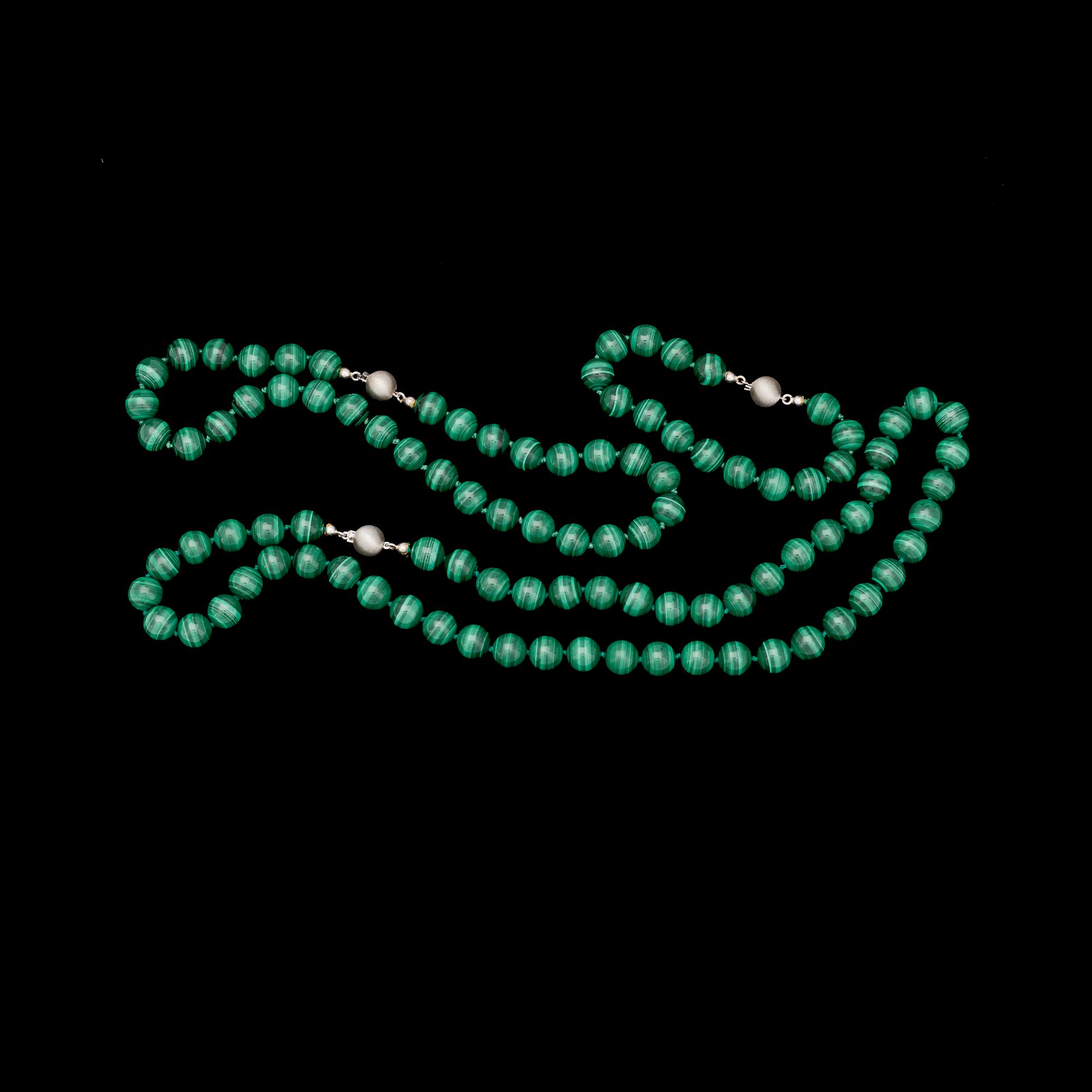 COLLIER, 2 st, samt ARMBAND, malakit med silverlås.