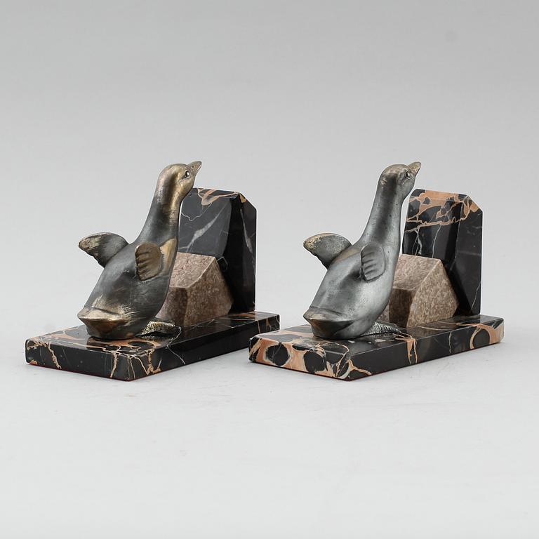 BOKSTÖD, marmor och vitmetall, art déco, 1900-talets första hälft.