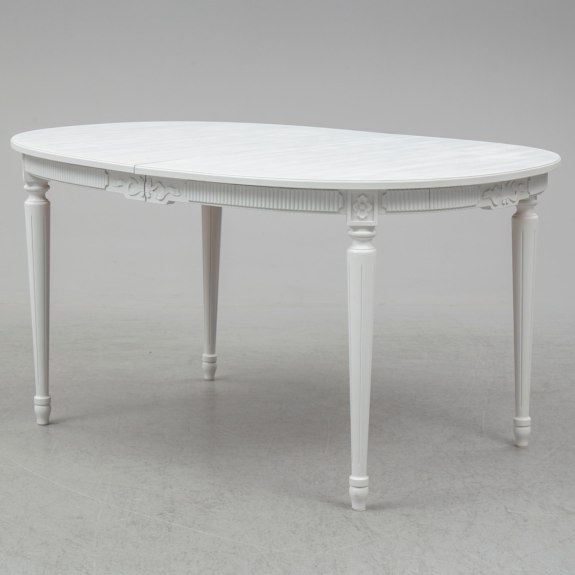 MATBORD, gustaviansk stil, 1900-talets slut. 2 iläggsskivor medföljer.