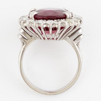 Ring, cocktail ring with rubellite (tourmaline) and octagon-cut diamonds.