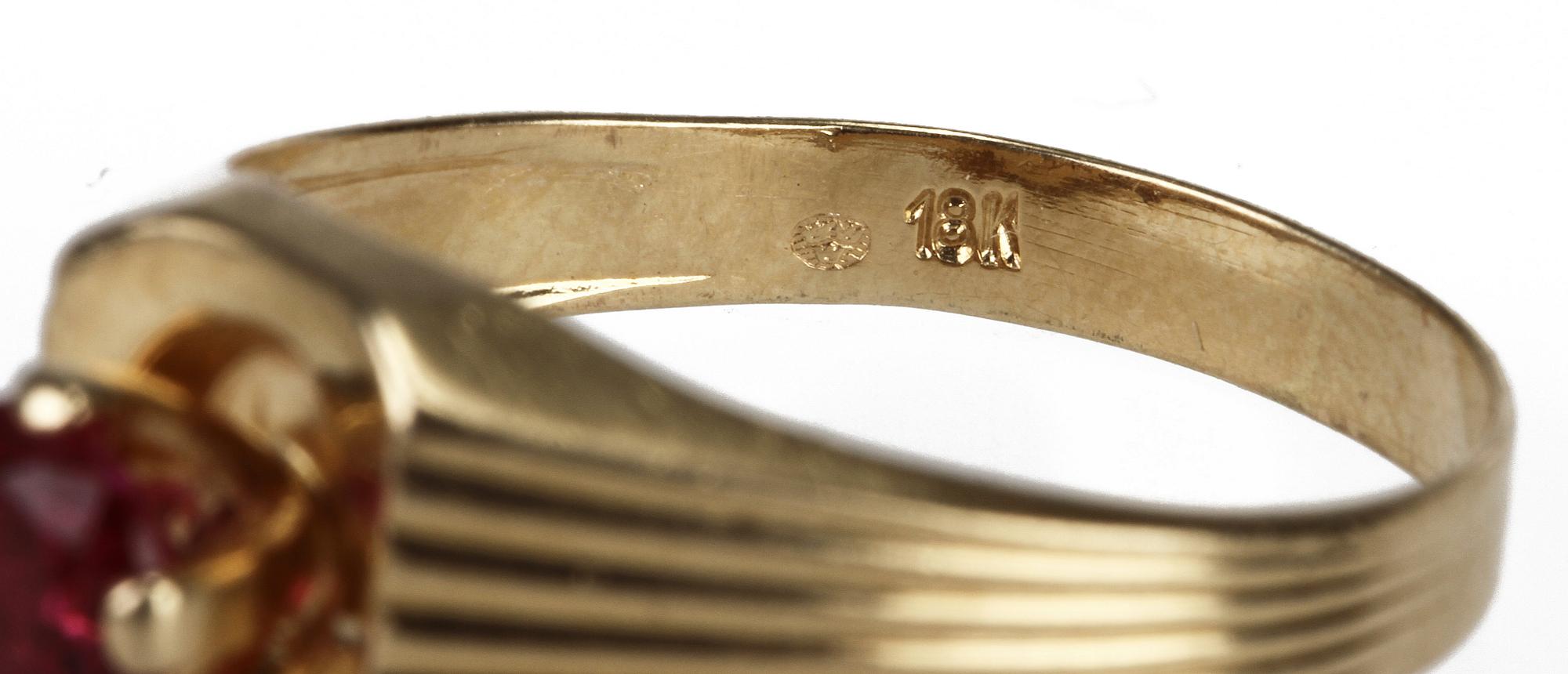 RING, 18k guld med röd sten.