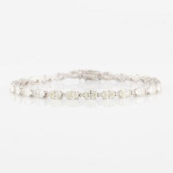 Bracelet 18K white gold with oval and brilliant-cut diamonds.