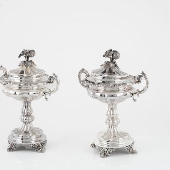 Gustaf Möllenborg (Carl Teodor Féron), strösockerskålar med lock, ett par, silver, nyrokoko, Stockholm 1856.