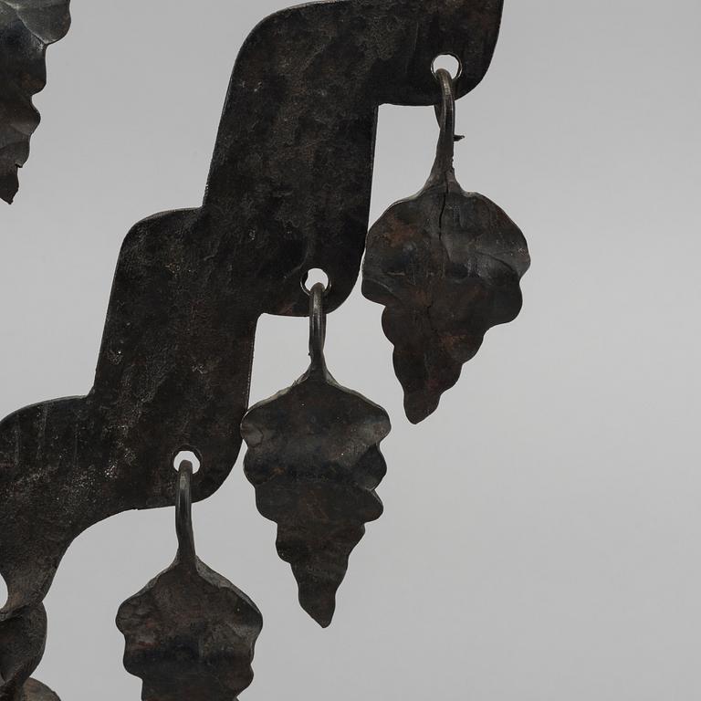 KANDELABRAR , 2 st  smide, "Tuppljusstake" Design Gustaf Ancarkrona, Käck & Hedbys, Leksand.