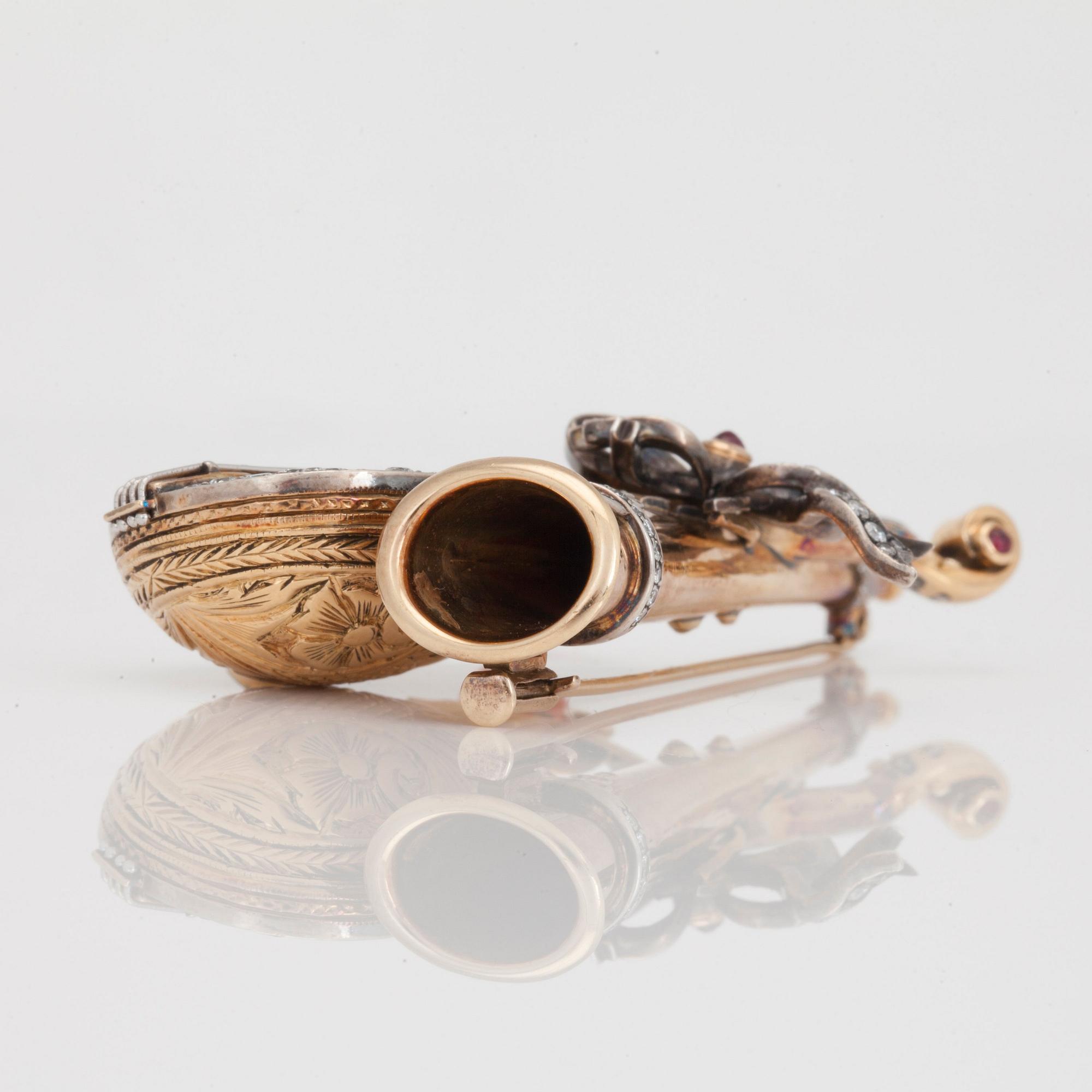 BROSCH "Mandolin och blåsinstrument" med diamanter, emalj, rubin samt conchpärla Ø 7.2mm.