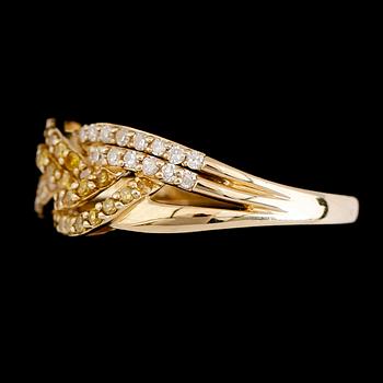 RING, 10K guld, vita och gula diamanter tot ca 0.51 ct.