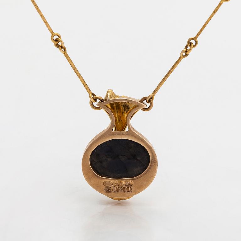 Björn Weckström, A 14K gold necklace "Pearl bridge" with a cultured pearl and a spectrolite. Lapponia 1977.