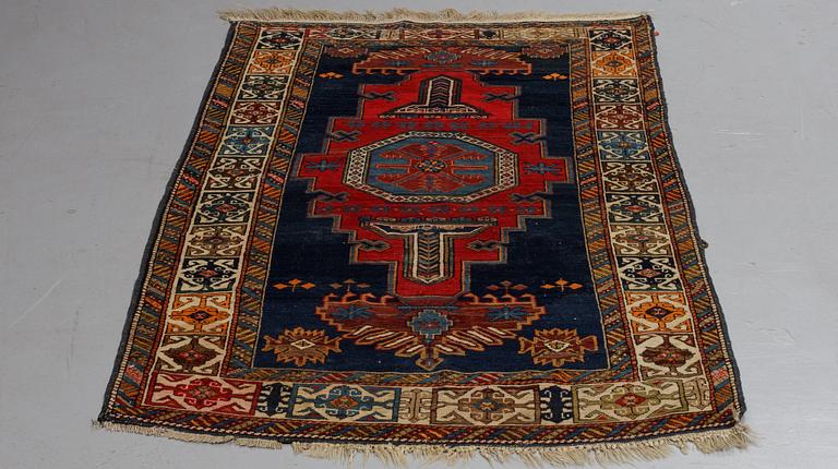 A rug, a semi-antique Shirvan, ca 196,5-201,5 x 117-122 cm.