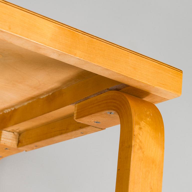 Alvar Aalto, skrivbord, "K81" för O.Y. Huonekalu-ja Rakennustyötehdas A.B. 1900-talets mitt.