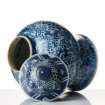 A blue and white phoneix jar with cover, Qing dynasty, 18th Century.