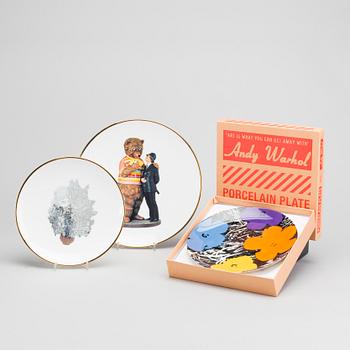 A set of three art-plates by Jeff Koons and Andy Warhol late 20th century.