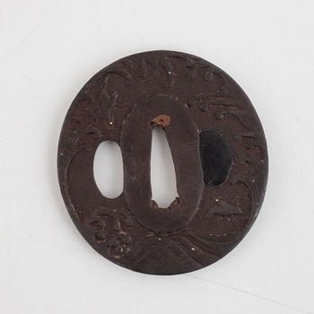 Tsuba, fyra stycken i kiri-box, järn och brons, 1700- och 1800-tal.