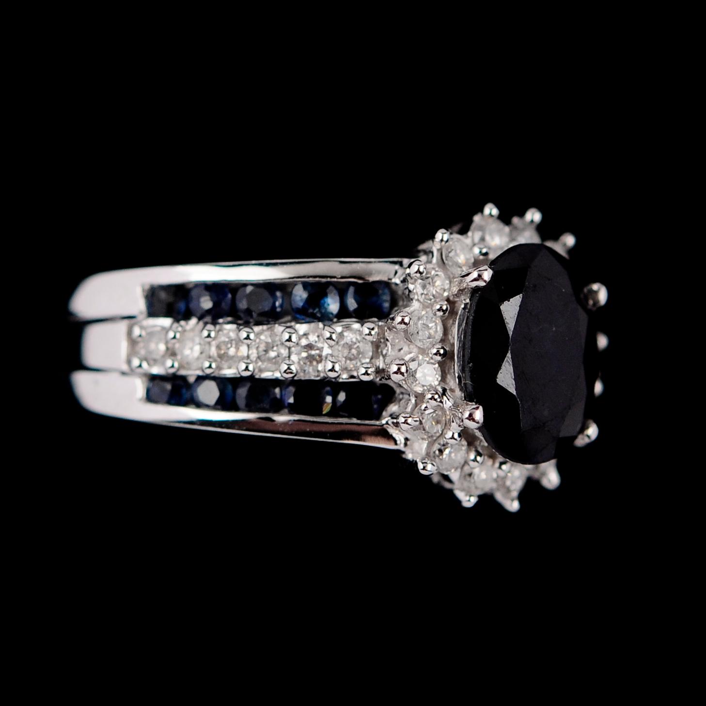 RING, 10 k, med fasettslipad safir och mindre safirer tot 2.23 ct, briljanter tot 0.50 ct W. 

TEXTÄNDRING: 10 k vitguld.