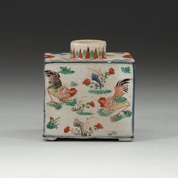 A familler verte tea caddy, Qing dynasty, Kangxi (1622-1772).
