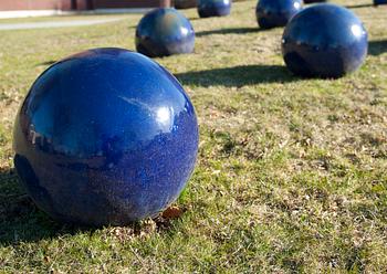 89. An Ulla & Gustav Kraitz  set of three stoneware spheres, Fogdarp, Förlövsholm.