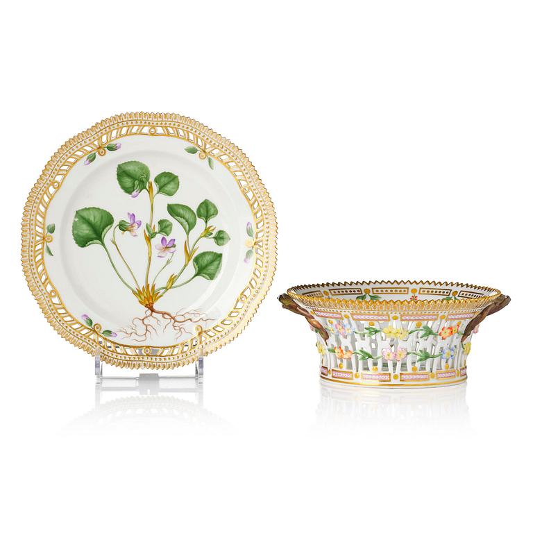 Gallerkorg med fat, porslin. 'Flora Danica', Royal Copenhagen, Denmark, 1900-tal.
