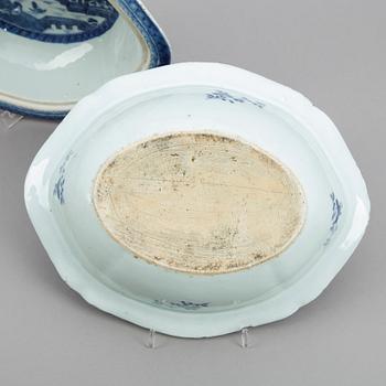 KAROTTER ETT PAR, & STEKFAT 2 st, porslin, Qingdynastin, Kina, 1700-tal till tidigt 1800-tal.