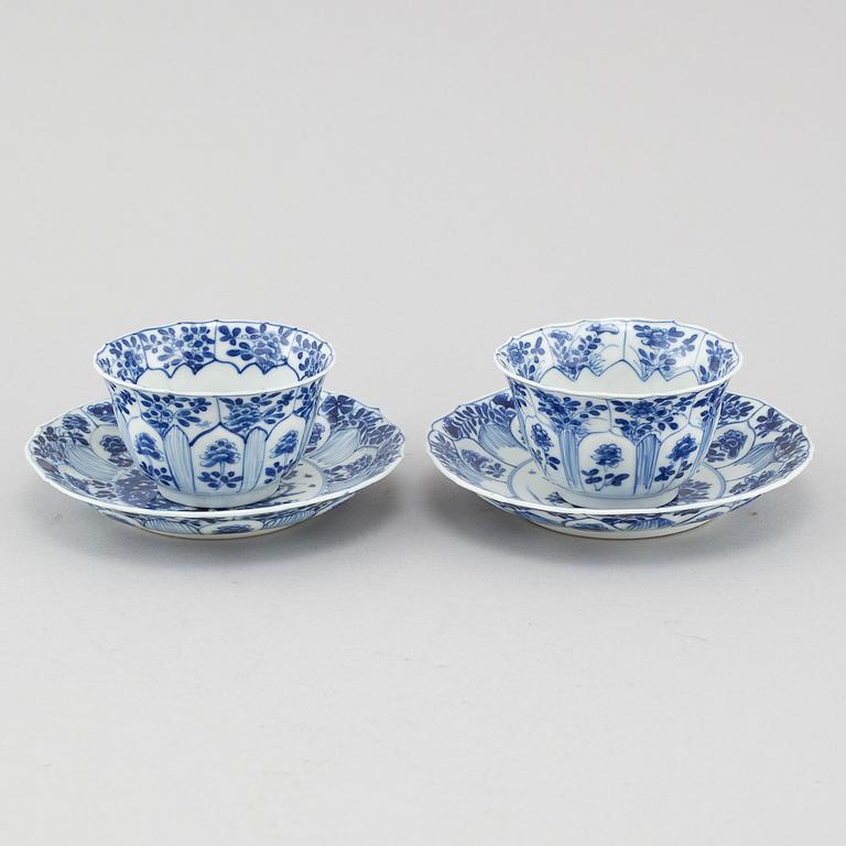 KOPPAR med FAT, ett par, porslin, Kina, Kangxi (1662-1722).