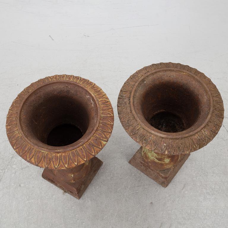 Garden urns, a pair, 20th century.