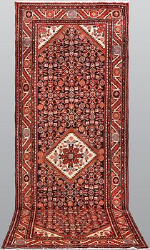 A Hamadan carpet, ca 325 x 115 cm.