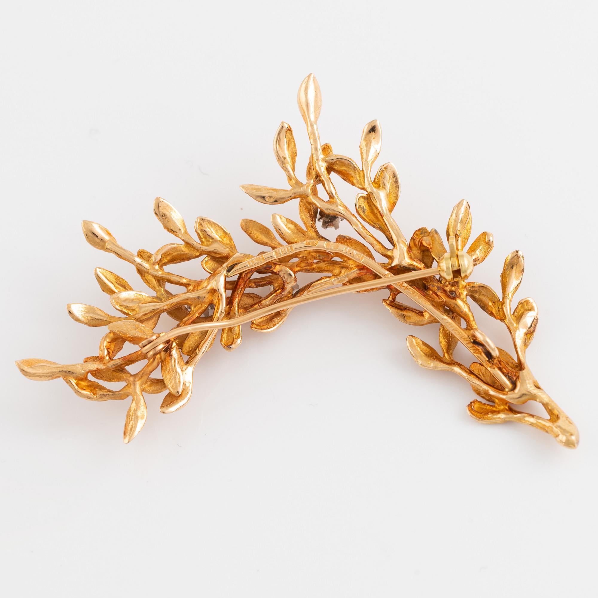Gold and brilliant cut diamond flower brooch/pendant.