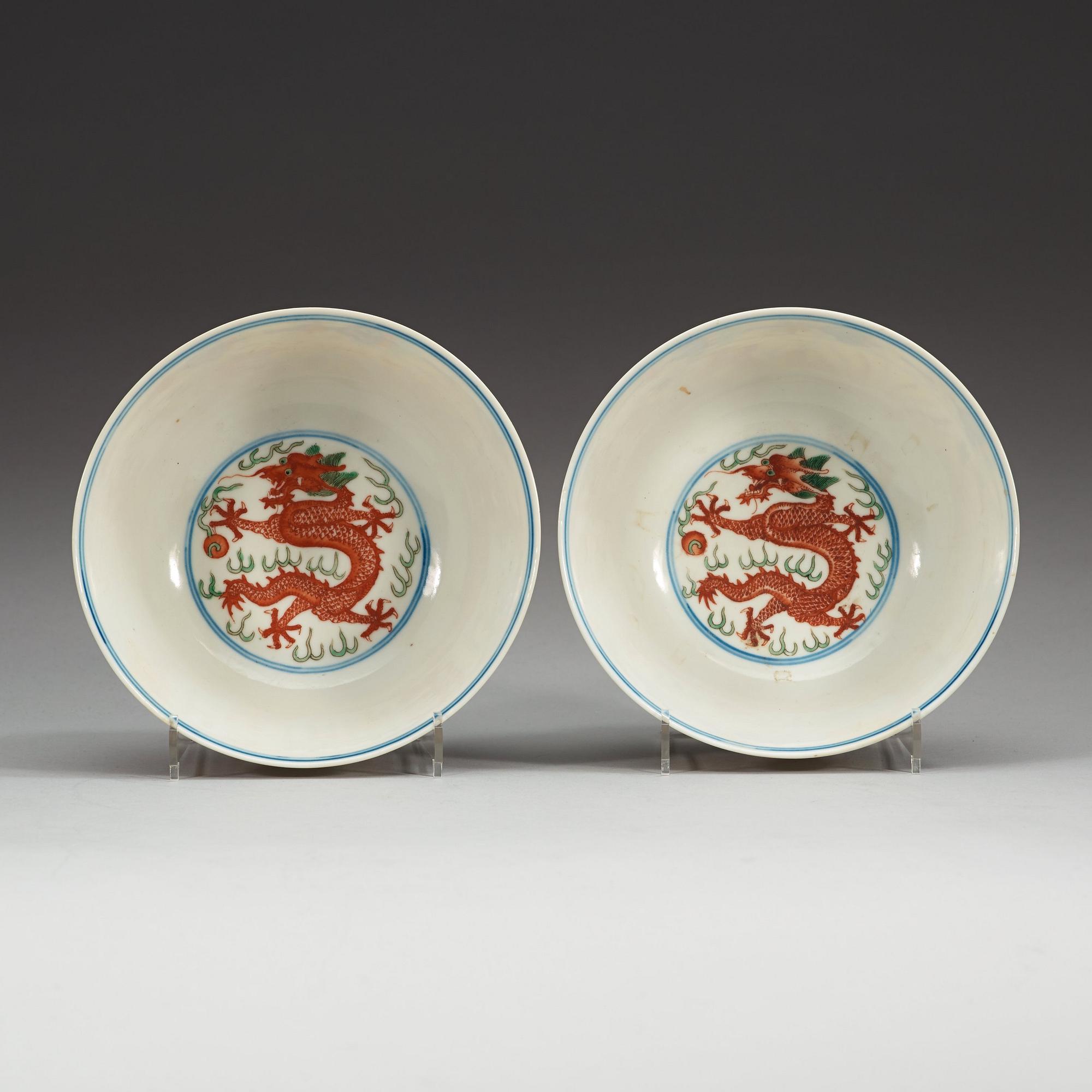 SKÅLAR, ett par, porslin. Sen Qing dynastin (1644-1912), med Kangxi sex karaktärers märke.