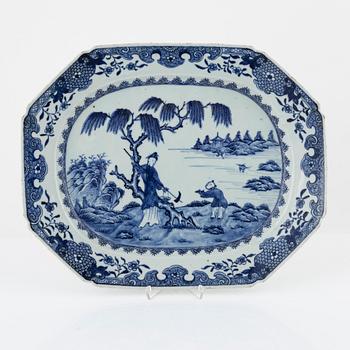 A Chinese blue and white porcelain charger, Qing Dynasty, Qianlong (1736-95).