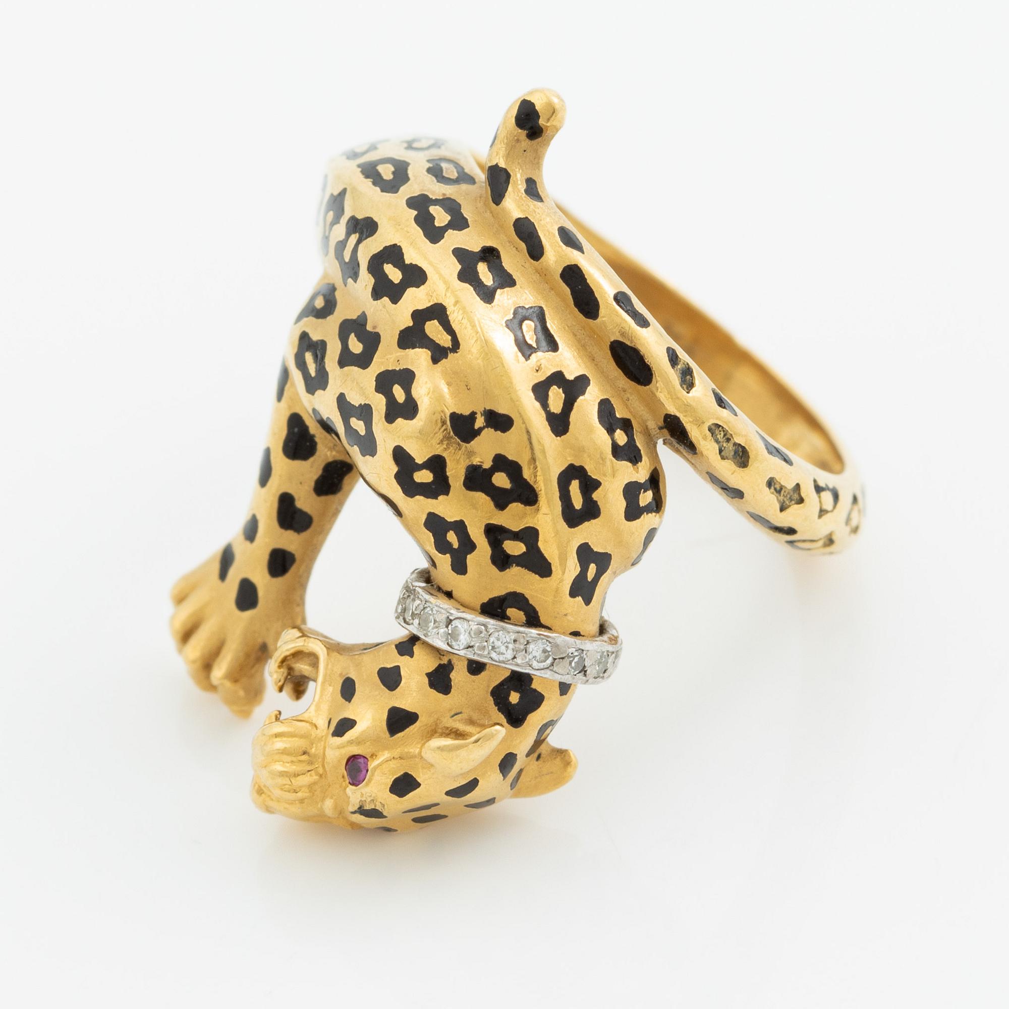 Ring probably by Carrera y Carrera, 18K gold in the form of a panther with enamel and brilliant-cut diamonds.