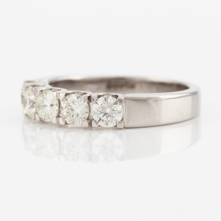 Ring in 14K gold with round brilliant cut diamonds.