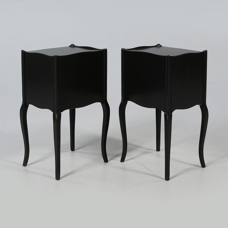 SÄNGBORD, ett par, rokokostil, 1900-talets andra hälft.