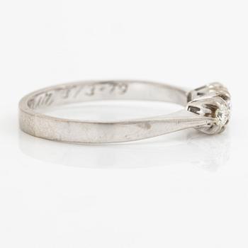 Ring, 18K vitguld med tre briljantslipade diamanter.