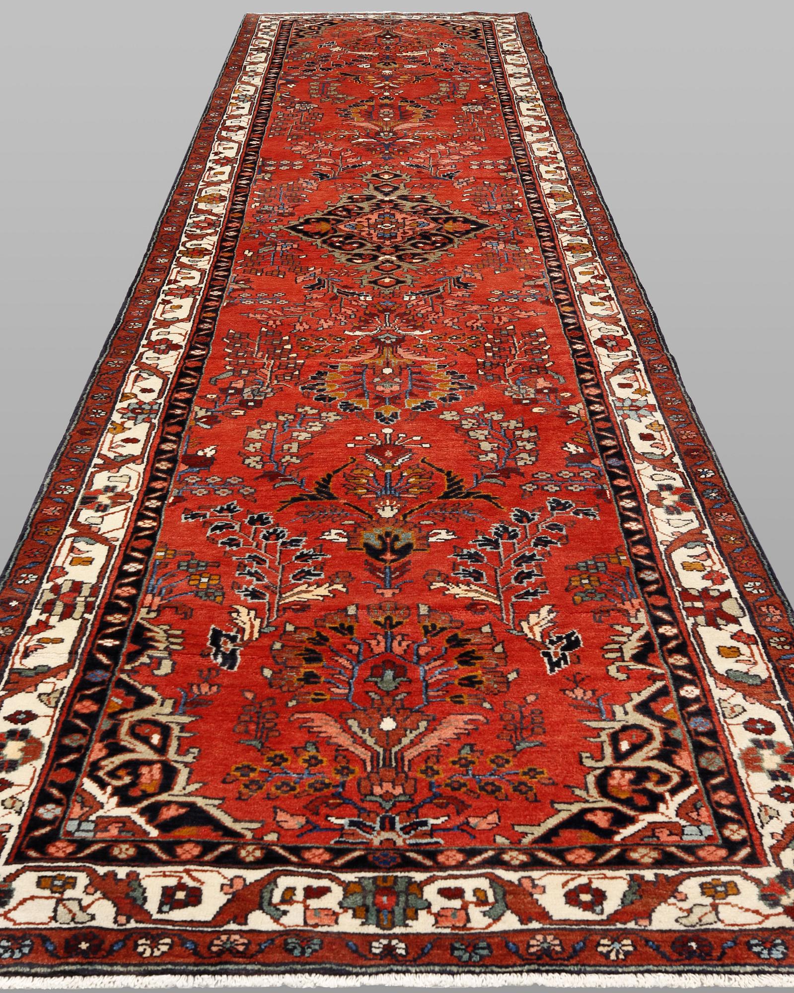 Gallerimatta, Hamadan, ca 440 x 118 cm.